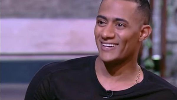 محمد رمضان يكشف حقيقة إزالة لافتة مكتوب عليها الزعيم من مسرح "الهرم"