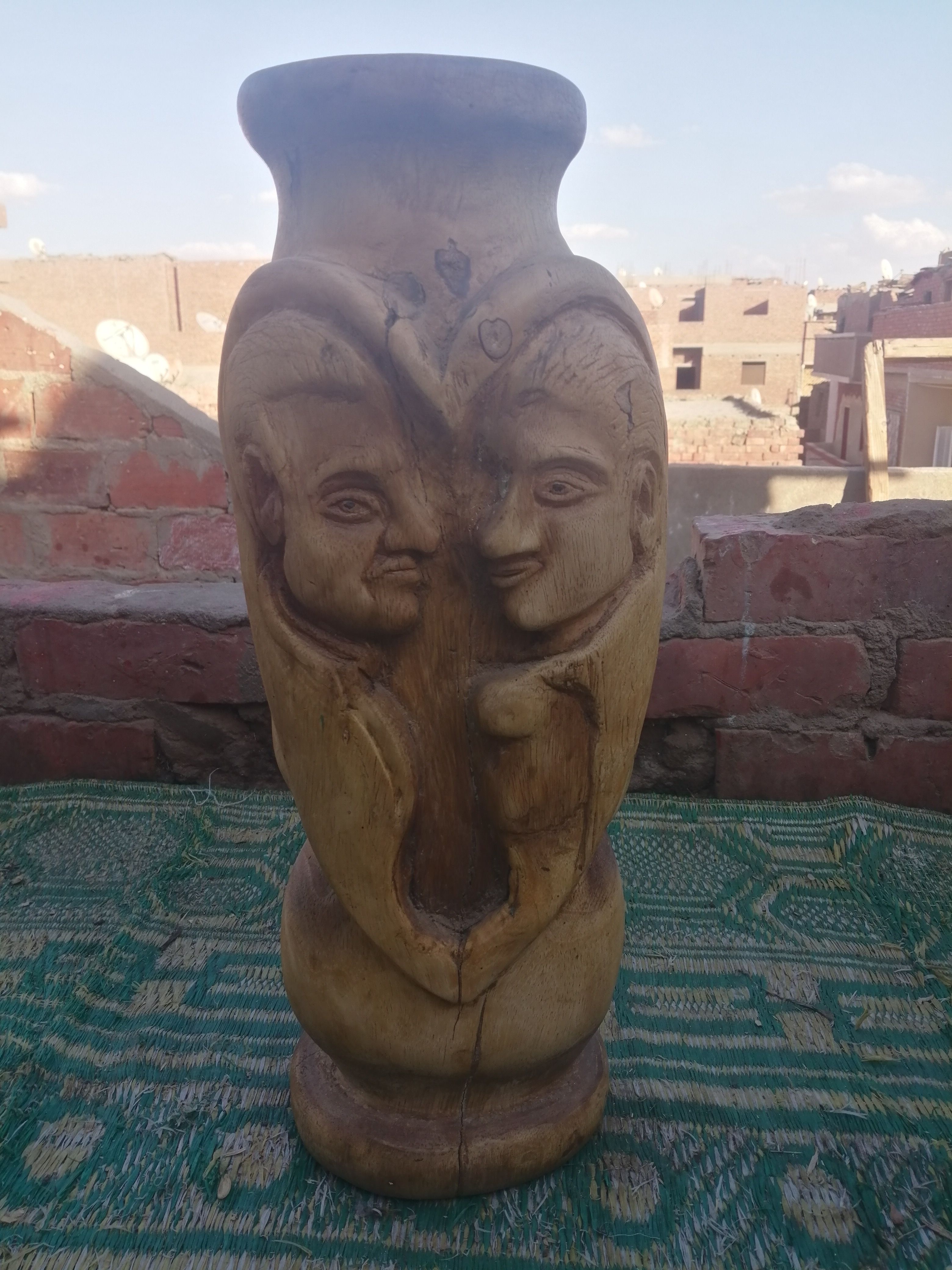 "مفيش مستحيل".. أحمد يتحدى إعاقته بنحت تماثيل خشب على سطح منزله ببنى سويف.. ويؤكد: أصبت...