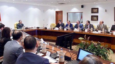 رئيس الوزراء يستعرض مع مسئولي المجالس التصديرية برامج تحفيز الصادرات