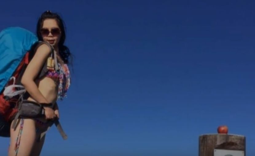 شاهد لحظة وفاة متسلقة الجبال بـ البكيني متجمدة