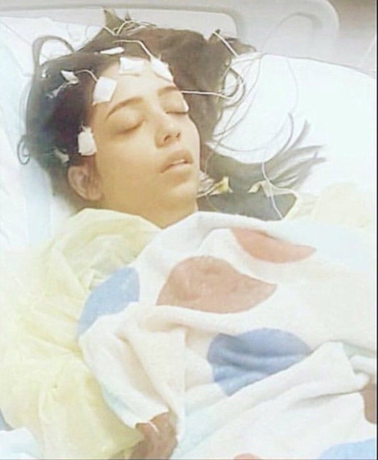 إصابة الفنانة صابرين بو رشيد بورم في الرأس وزملائها يطالبون بسفرها للعلاج بالخارج