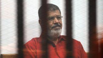 ما حقيقة مقطع فيديو لآخر لحظات محمد مرسي أثناء محاكمته؟