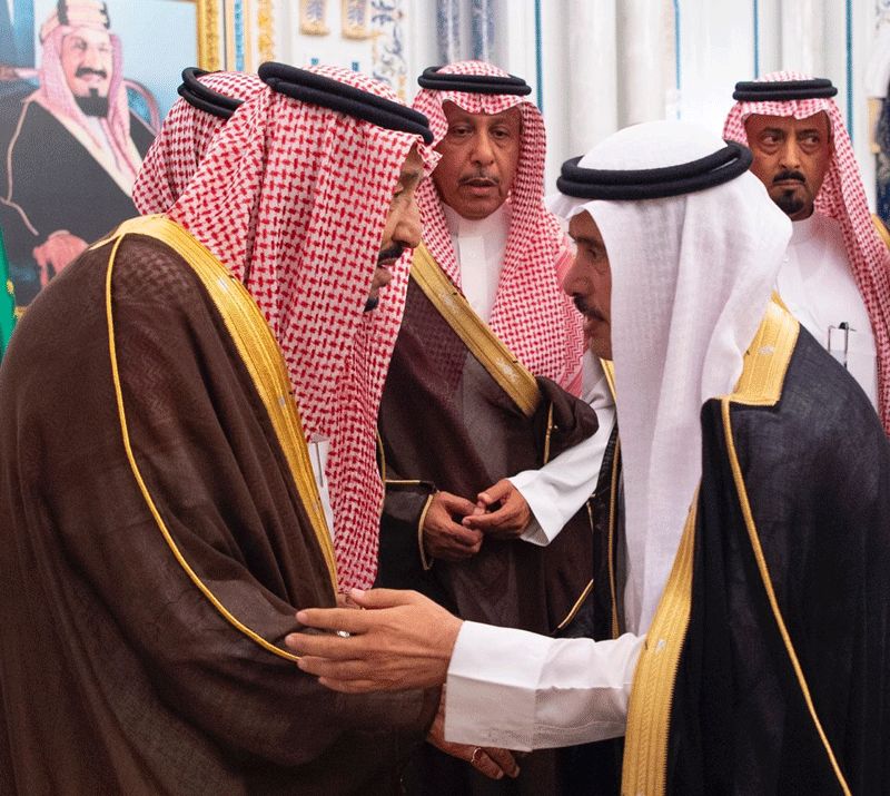 الملك سلمان وولي العهد يستقبلان أسرة الراحل عبد العزيز الفغم (صور وفيديو)