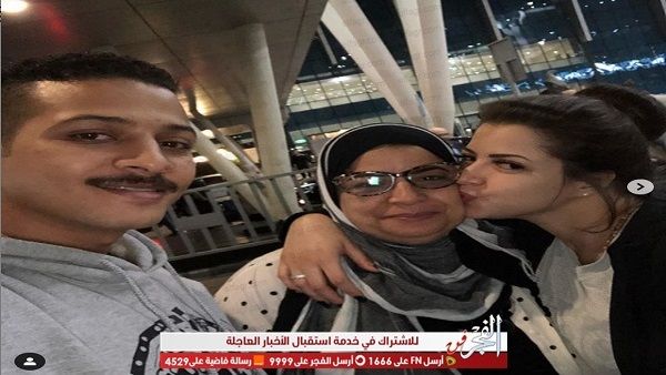 منى فاروق تودع أخها ووالدتها قبل سفرها إلى دبي (صور)