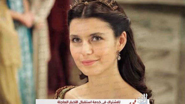 شاهد.. بيرين سات بدون ملابس داخلية.. وهكذا ردت على إطلالتها (صورة)
