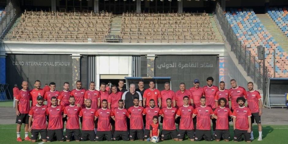 مصدر تفاؤلهم.. أحمد أبو هشيمة يزور معسكر منتخب مصر للصم قبل السفر لكأس العالم بماليزيا.. (صور)