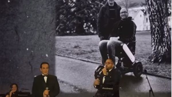 محمد ثروت وابنه.. لحظات إنسانية في حفل «الزمن الجميل» بالسعودية (فيديو)