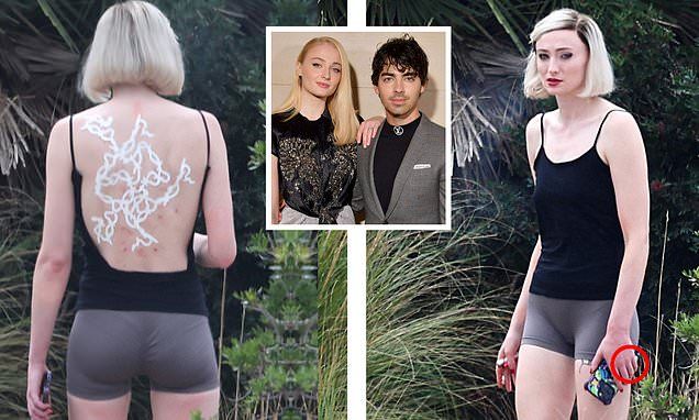 أول ظهور لصوفي ترنر في موقع تصوير فيلمها الجديد بأسبانيا عقب أنباء الطلاق