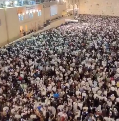 آلاف المستوطنين يصلون حائط البراق للاحتفال والصلاة