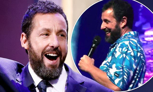 آدم ساندلر يعود لعروض "ستاند أب كوميدي"