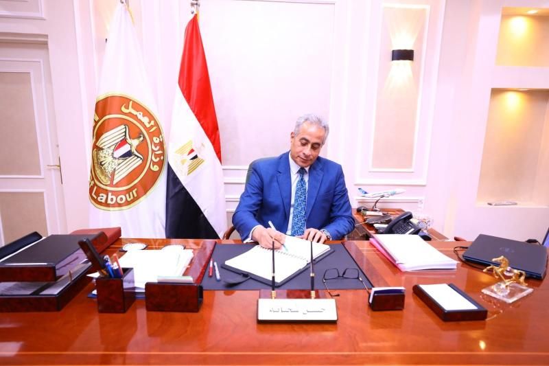 وزارة العمل تدعو العاملين بالمنشآت التعليمية وأولياء الأمور لندوة توعية بالمركز القومي...