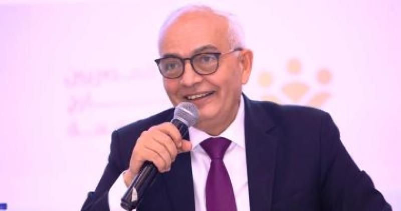 وزير التعليم يتفقد مشروع الزى المدرسى بمدرسة رشدى الصناعية الفنية