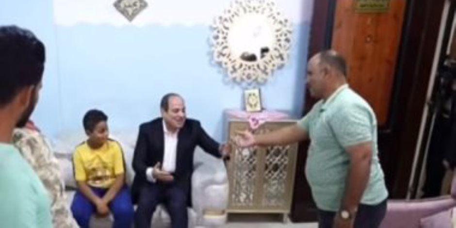 الرئيس السيسي يزور أسرة بقرية سدس الأمراء.. وصاحب المنزل يهديه مسبحة