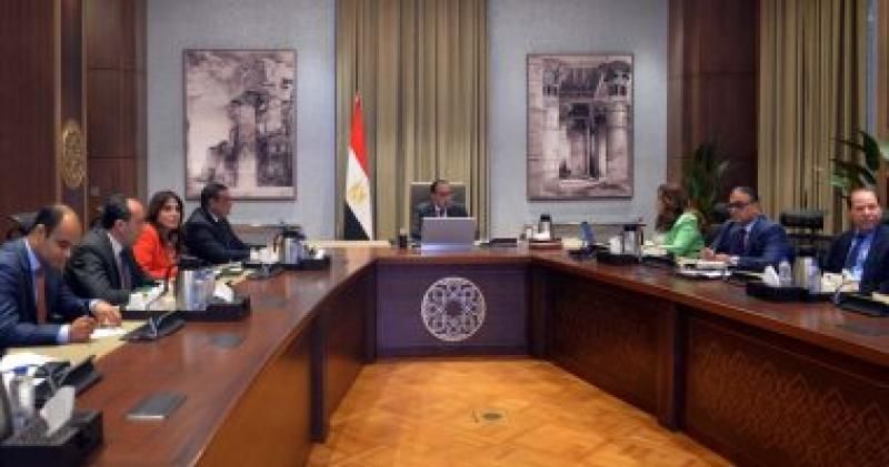 رئيس الوزراء يتابع مع محافظ دمياط جهود تطوير صناعة الأثاث