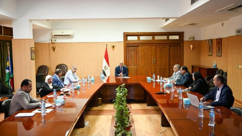 وزير الرى يتابع موقف مشروعات إعادة إستخدام مياه الصرف الزراعى