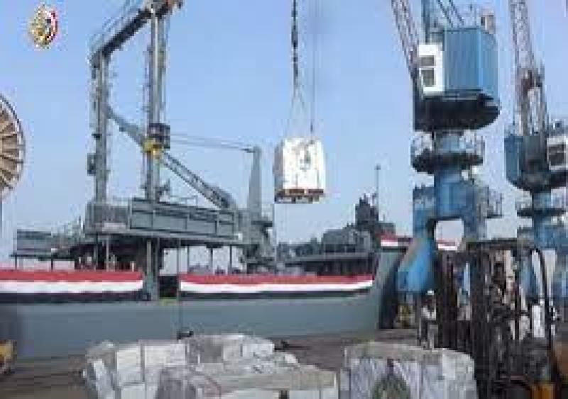 مصر تقدم مئات الأطنان من المساعدات الإغاثية إلى السودان بحرا