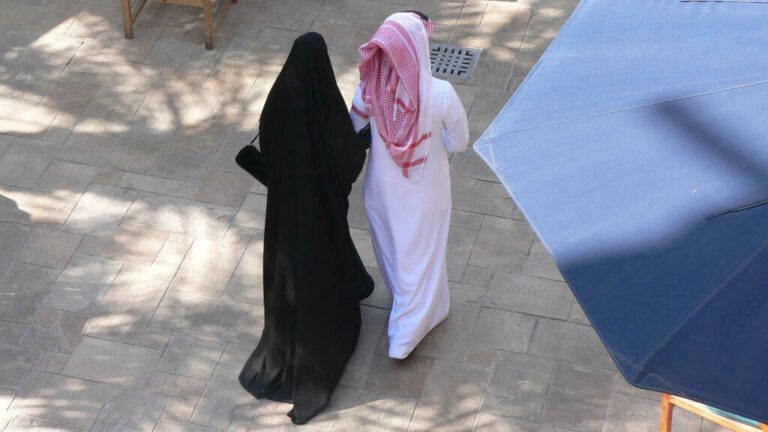 سيدة سعودية تزوجت مسيار 4 رجال في وقت واحد وماقام به الزوج الرابع كان صادم