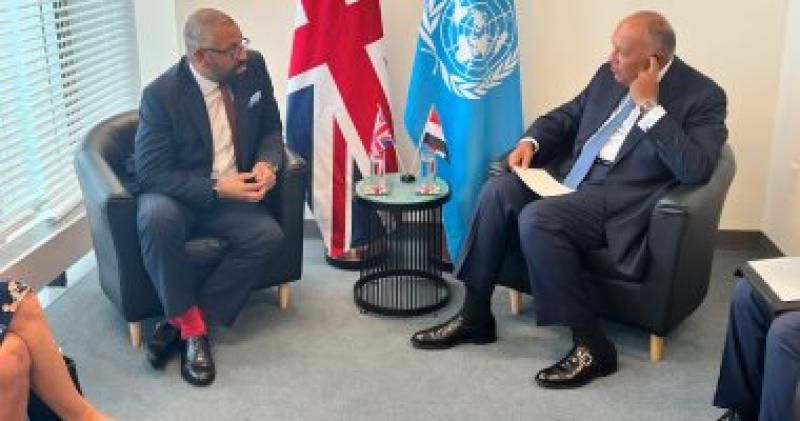 وزير الخارجية يبحث مع نظيره البريطاني المستجدات الإقليمية والدولية