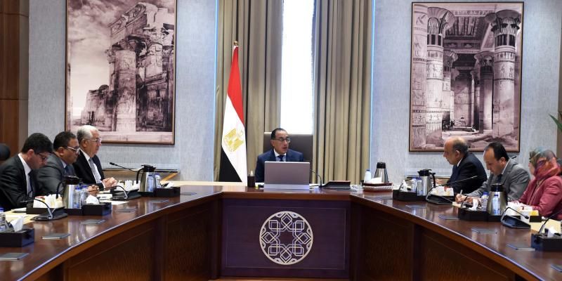 رئيس الوزراء يناقش آليات تحفيز المزارعين لزراعة المحاصيل المستهدفة وتفعيل الزراعات التعاقدية