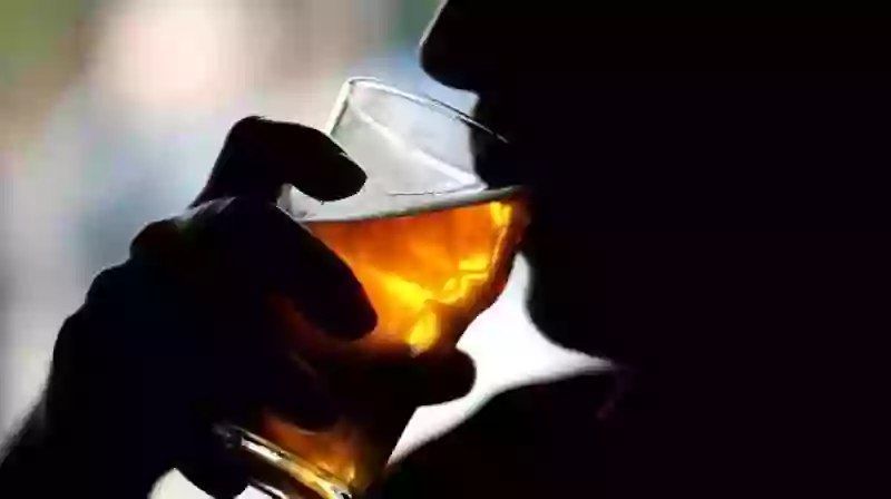 اتفرج المفاجأة.. طبيب سعودي يشعل المملكة بما قاله عن فوائد شرب الخمر !
