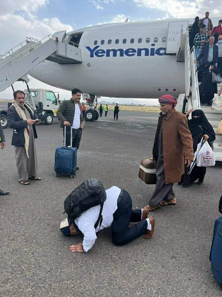 عاجل.. الفرحة تعم المواطنين بعد وصول أول طائره لمطار صنعاء الدولي قادمه من أمريكا