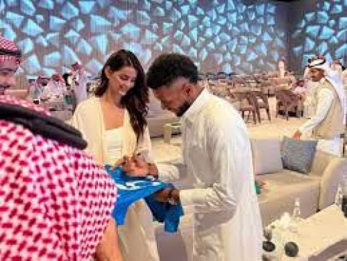 علي البليهي يفاجئ ملكة جمال إيران بهذه الهدية.. اتفرج ردة فعلها التي رصدتها الكاميرات!