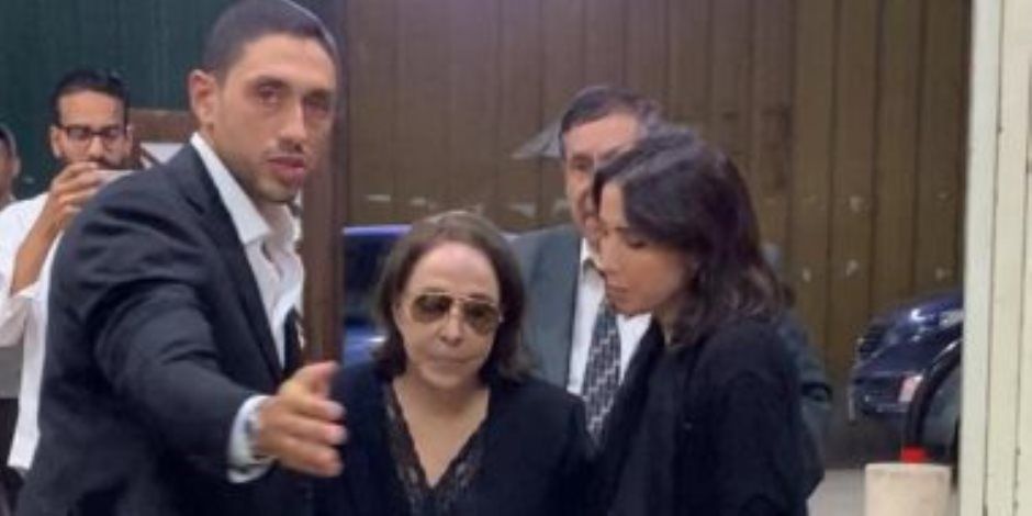 عفاف راضى تتلقى عزاء شقيقها المخرج منير راضى