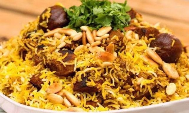 السعودية .. دخل مطعم لتناول كبسة باللحم .. وعندما قدم العامل الوجبة كانت الصدمة !
