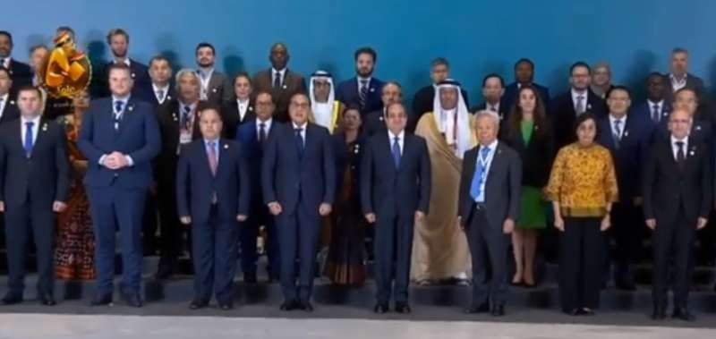 الرئيس السيسي يلتقط صورة تذكارية مع المشاركين فى اجتماعات البنك الآسيوى