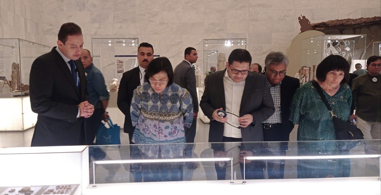 أدميرال حلف شمال الأطلسي ووزيرة مالية أندونيسيا يزوران المتحف القومي للحضارة المصرية