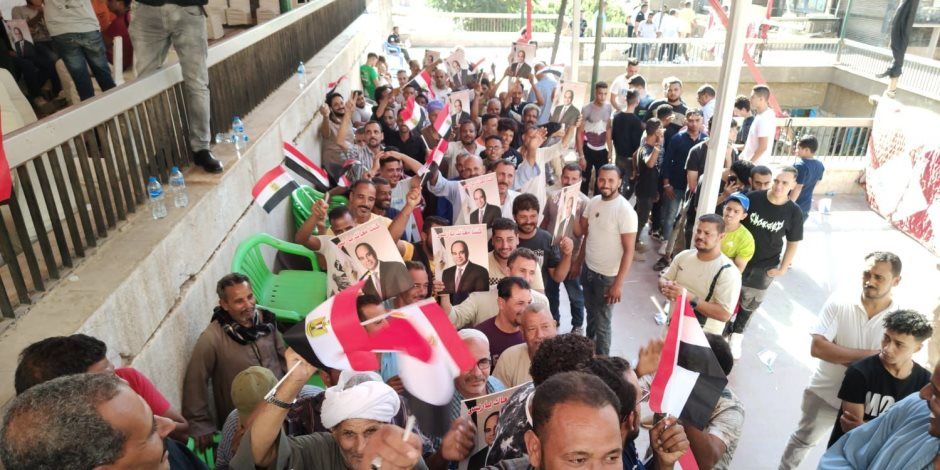 شاهد.. طوابير المواطنين بمقرات الشهر العقاري لعمل توكيلات الانتخابات الرئاسية