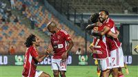 "يجري يحضن ويبوس".. أول تعليق من عمرو أديب بعد فوز الأهلي على سان جورج