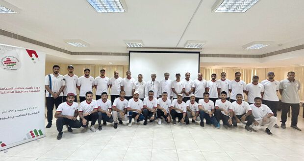 بدء دورة تأهيل حكام السباحة القصيرة بمجمع نـزوى الرياضي بمشاركة 25 حكما