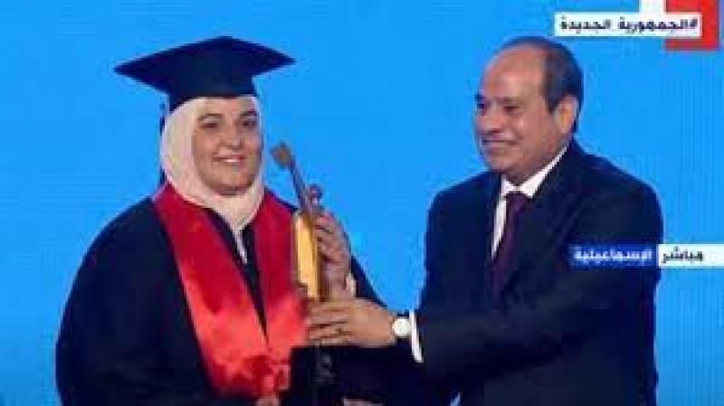 الرئيس السيسى يكرم عددًا من أوائل الخريجين خلال فعاليات تفوق جامعات مصر