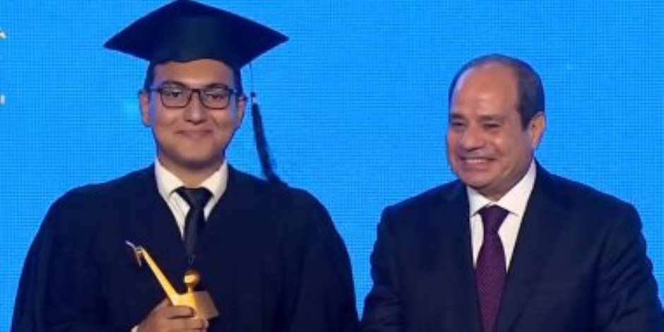 الرئيس السيسى يكرم عددًا من أوائل الخريجين خلال فعاليات تفوق جامعات مصر