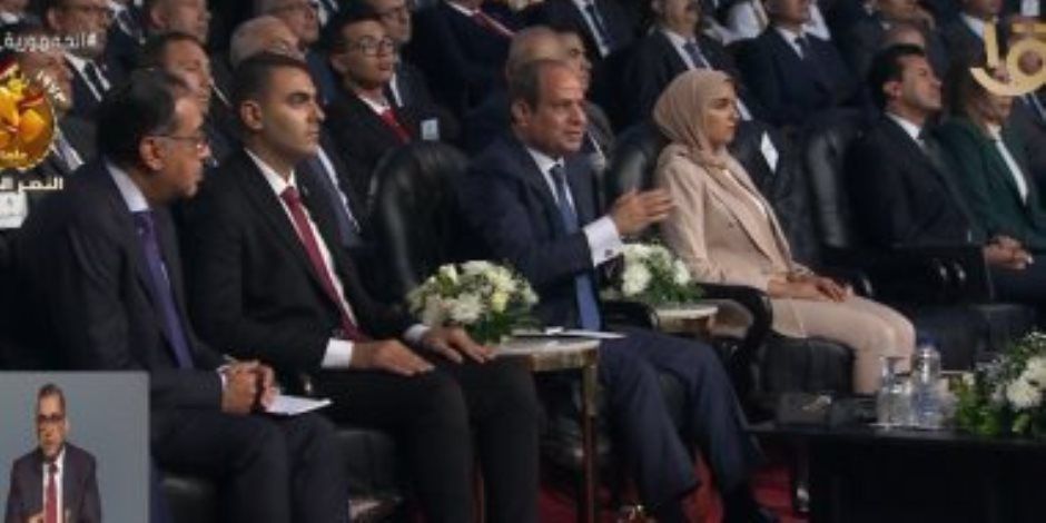 الرئيس السيسى يشاهد فيلما تسجيليا عن جهود الدولة فى ملف الثقافة