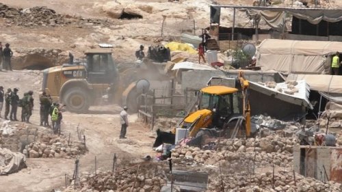 اعتقالات وهدم منازل .. الاحتلال يواصل انتهاكاته بحق الفلسطينيين