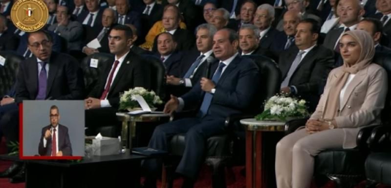 السيسي: الدولة أعطت أولوية للتنمية والاستثمار بالتوازي مع جهود تحقيق الاستقرار