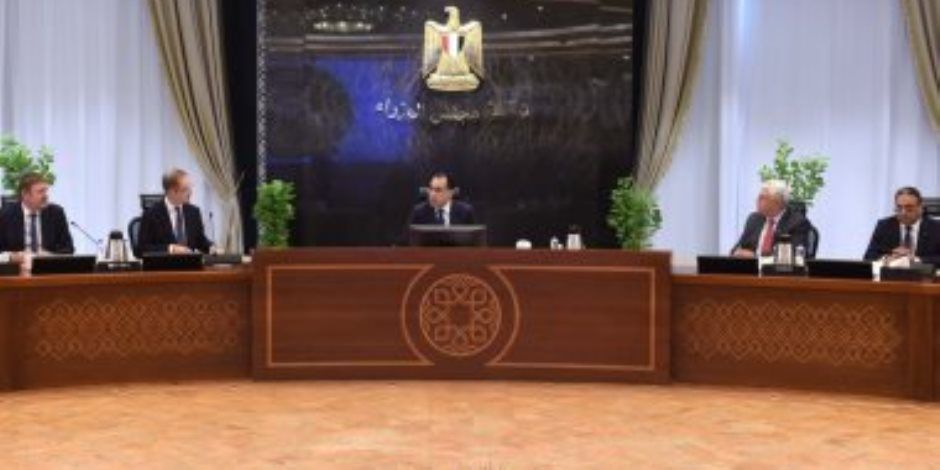 رئيس الوزراء يلتقي وفدا بريطانيا لبحث التعاون والاستثمار في التعليم العالي