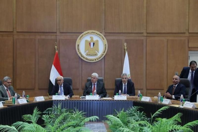 وزير التعليم العالي يرأس الاجتماع الدوري للمجلس الأعلى للجامعات بمقر الوزارة بالعاصمة...