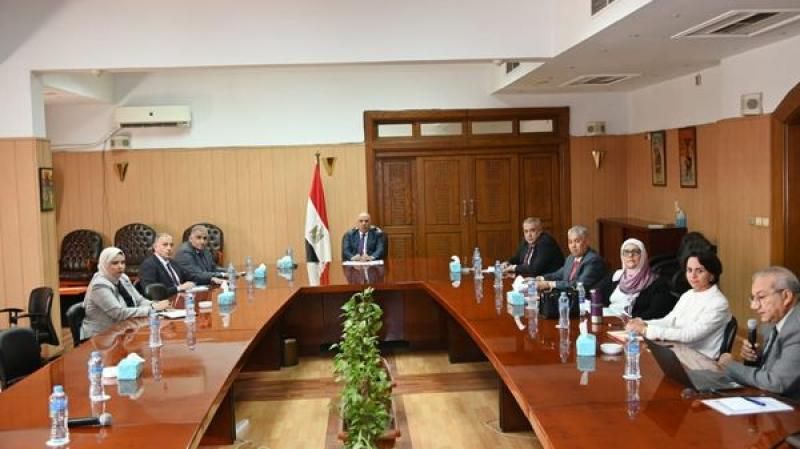 سويلم يتابع إجراءات تفعيل منظومة شبكة الرصد البيئى لتقييم نوعية المياه بالترع...
