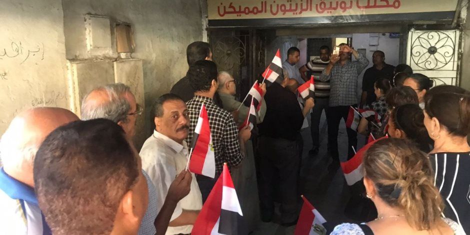 إقبال المواطنين بالزيتون ومصر الجديدة لتوثيق توكيلات انتخابات الرئاسة.. صور