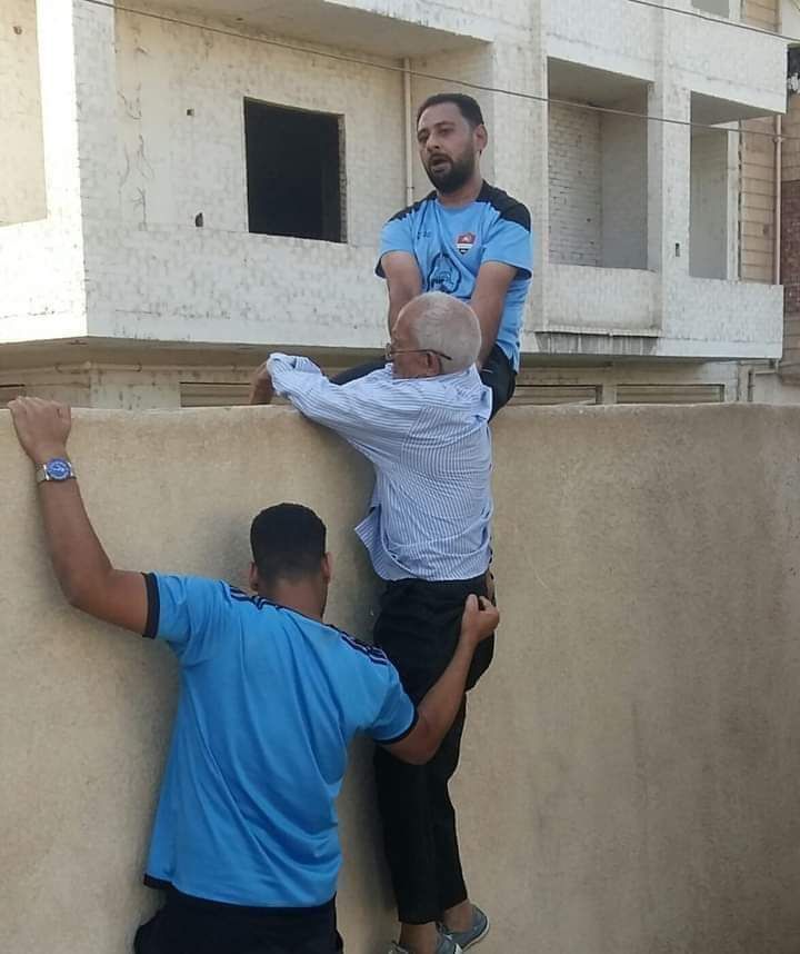 "الفجر الرياضي" ينفرد بحوار خاص مع محمد أمشير (85 عامًا) بعد تسلق أسوار الاستاد لمشاهدة غزل المحلة
