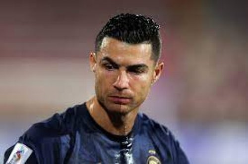 كرستيانو رونالدو يشعل غضب السعوديين ويعتدي على حارس أمن بطريقة وحشية بعد اكتشافه وهو يقوم بهذا الشيء الصادم.