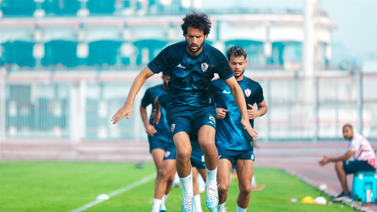 نشرة منتصف اليوم.. أزمة محمود علاء ومدحت عبد الهادي.. ألونسو يقترب من ريال مدريد ولقاء العتال مع حسين لبيب داخل الزمالك