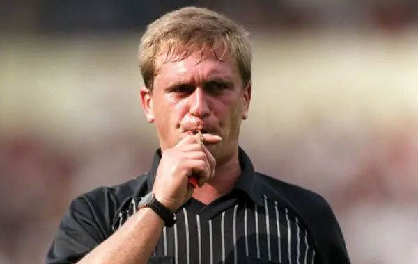 حكاية كورة.. حينما أدار حكم شهير أكثر مباراة مضحكة في التاريخ “ مخمورًا ”