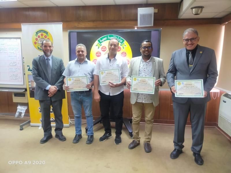 وزير التنمية المحلية : تخريج 155 متدرباً اجتازوا (6) دورات تدريبية بسقارة