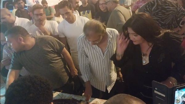 نجوم الفن.. يحتفلون مع خالد يوسف بعيد ميلاده في لوكيشن "الإسكندراني"