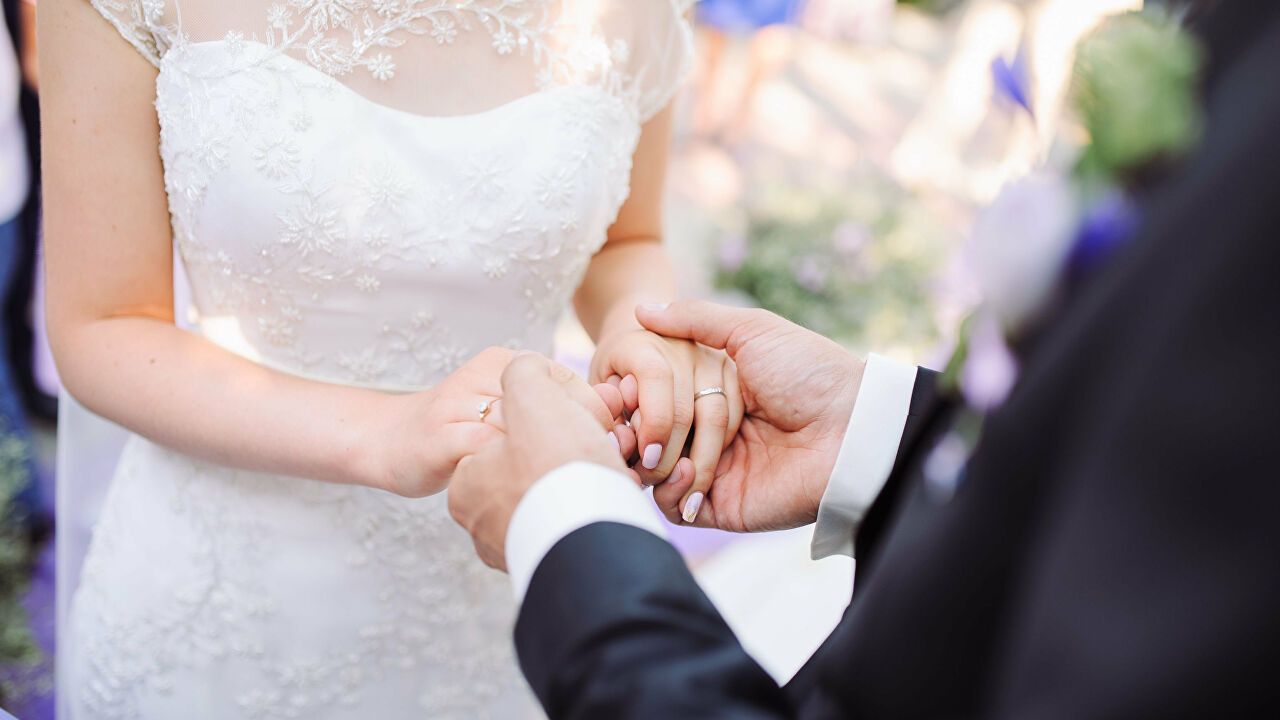 اتفرج.. عروسة مصرية تثير ضجة واسعة وتشعل مواقع التواصل بسبب ما فعلته ليلة زفافها!