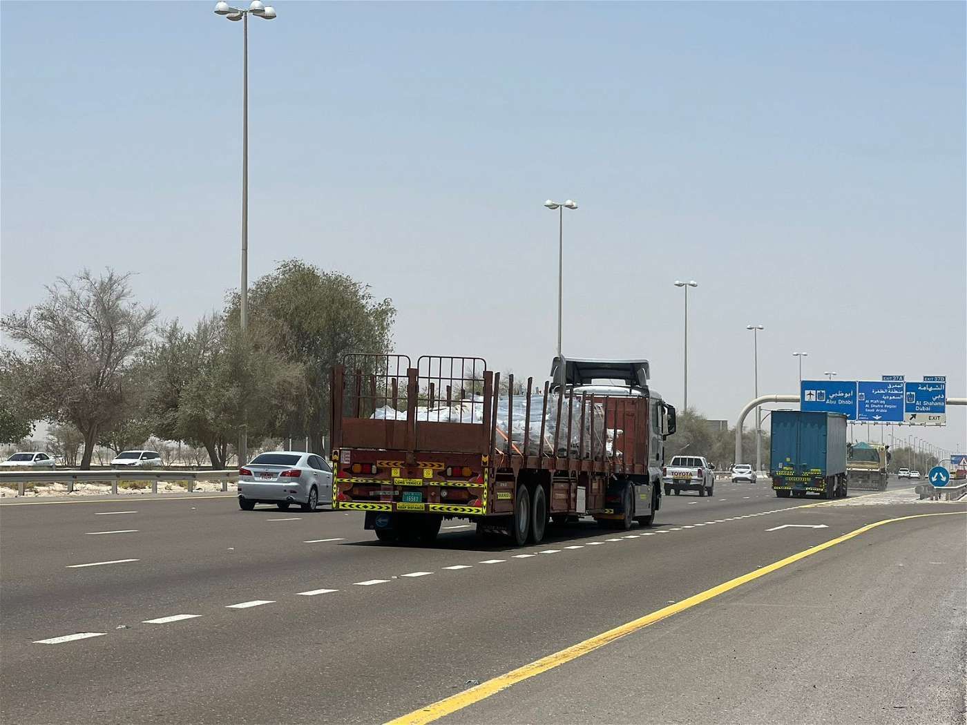 تعديل أوقات منع دخول الشاحنات وحافلات نقل العمال لجزيرة أبوظبي يوم غد الإثنين